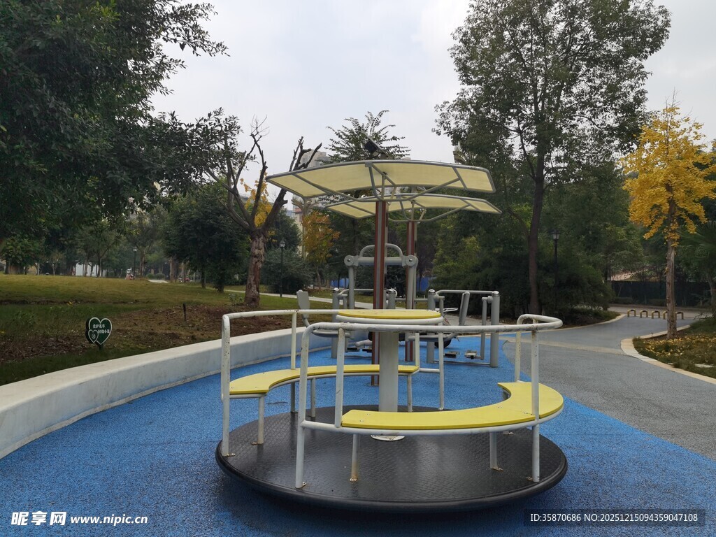公园中的旋转木马游乐设施