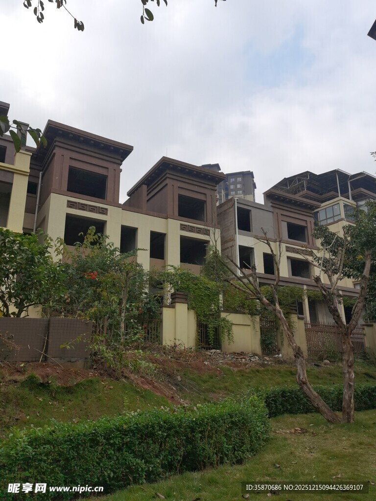 优雅别墅群绿意环绕