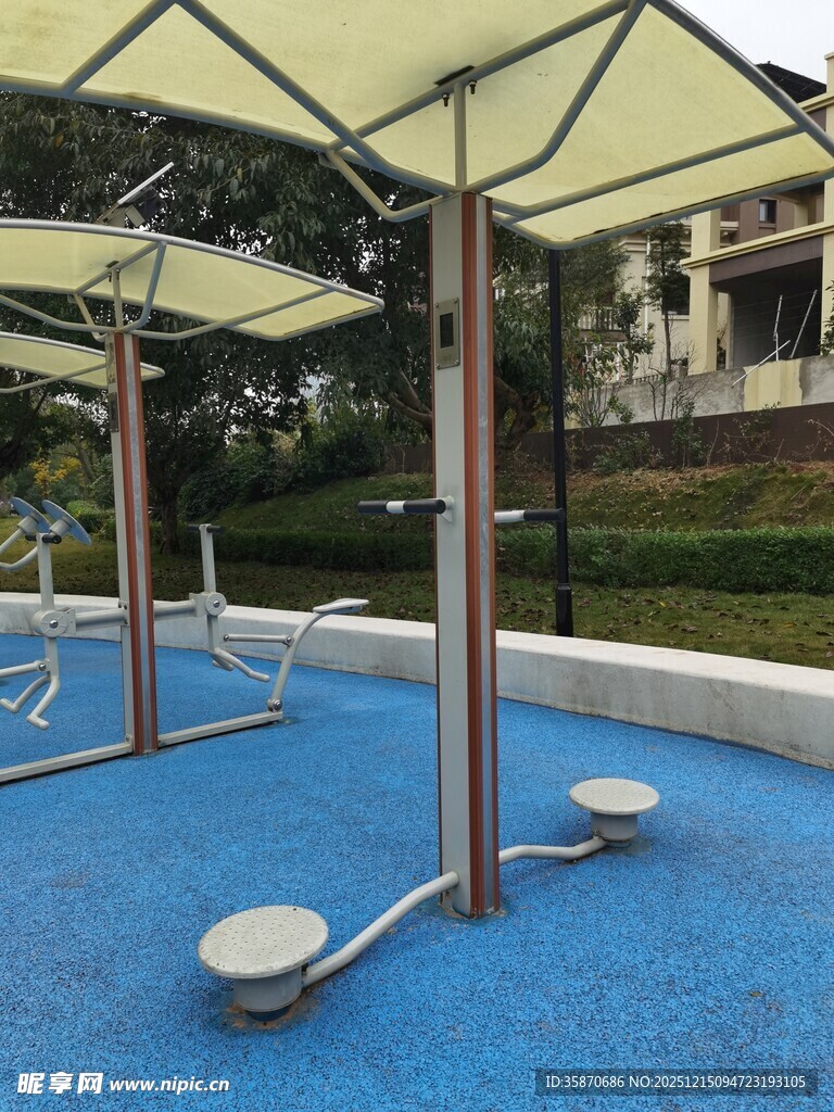 户外蓝色地面休闲设施区