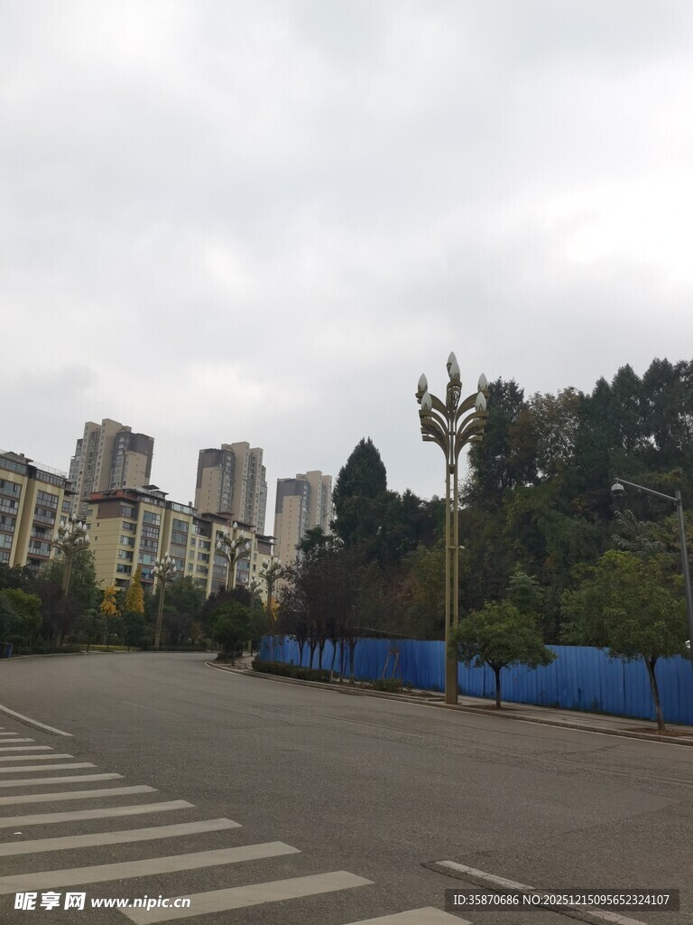 城市街道与远处高楼景观