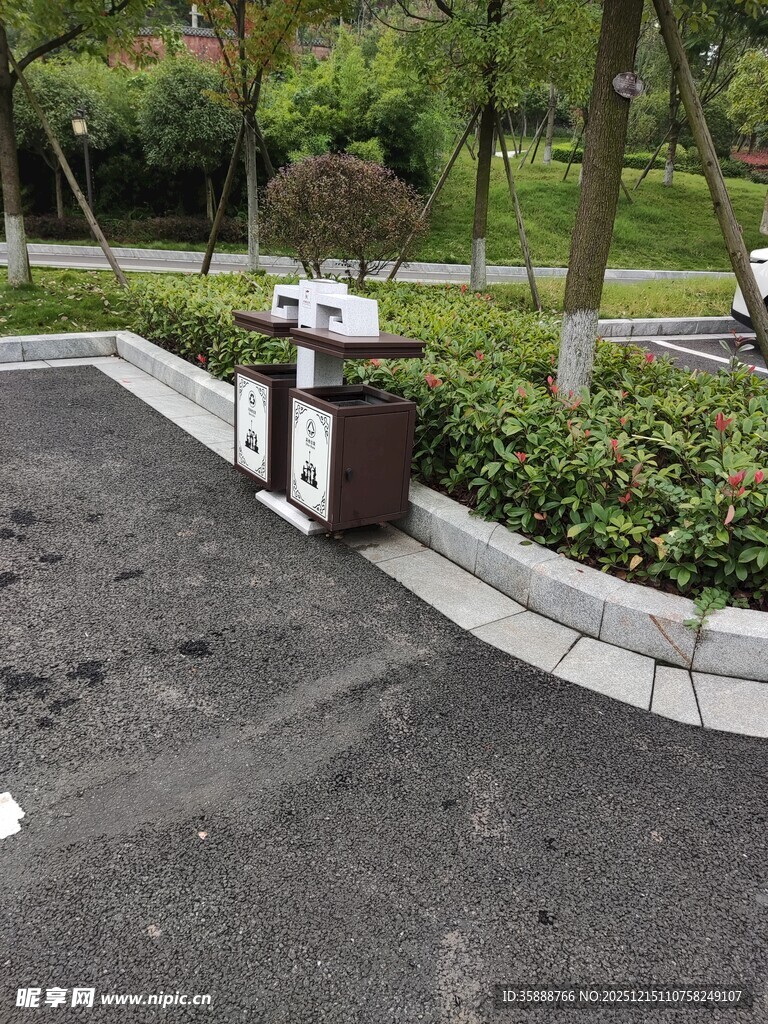 户外休闲区的垃圾桶设施