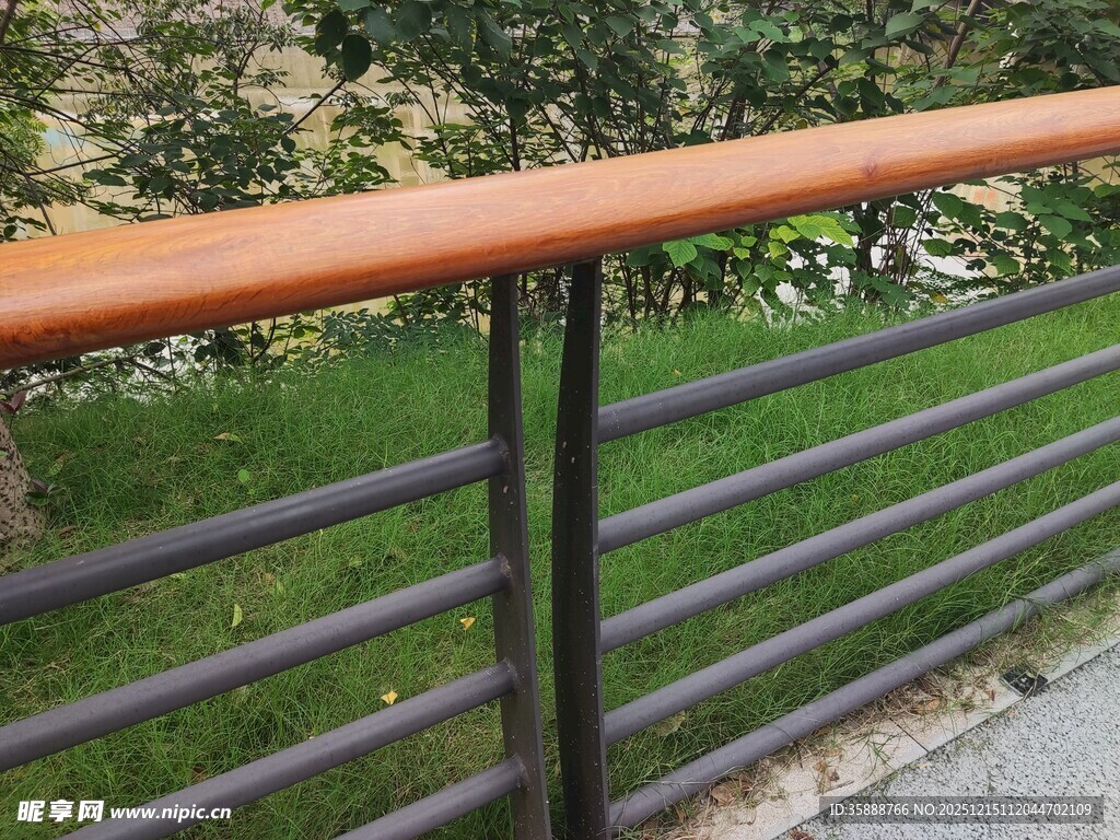 木质扶手金属栏杆景观