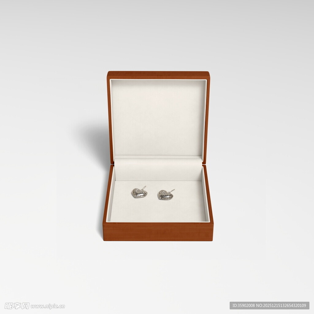 木质首饰盒内的精美饰品