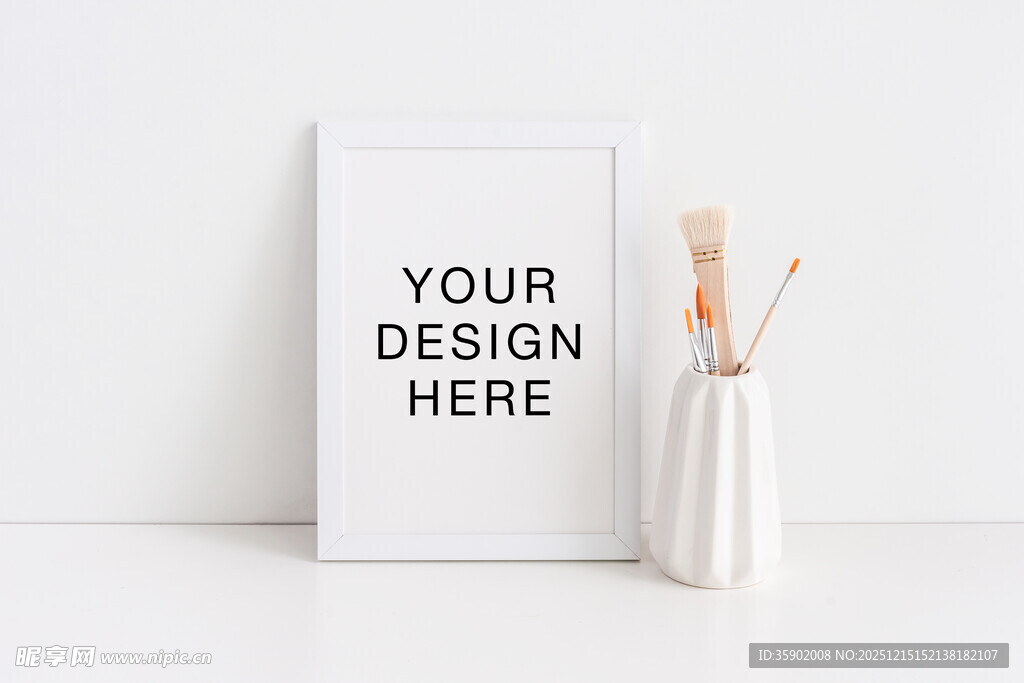 空白海报与装饰摆件展示