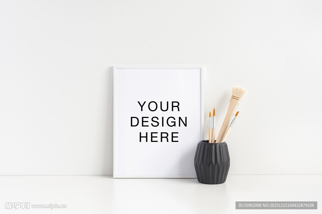 空白画框与花瓶展示样机