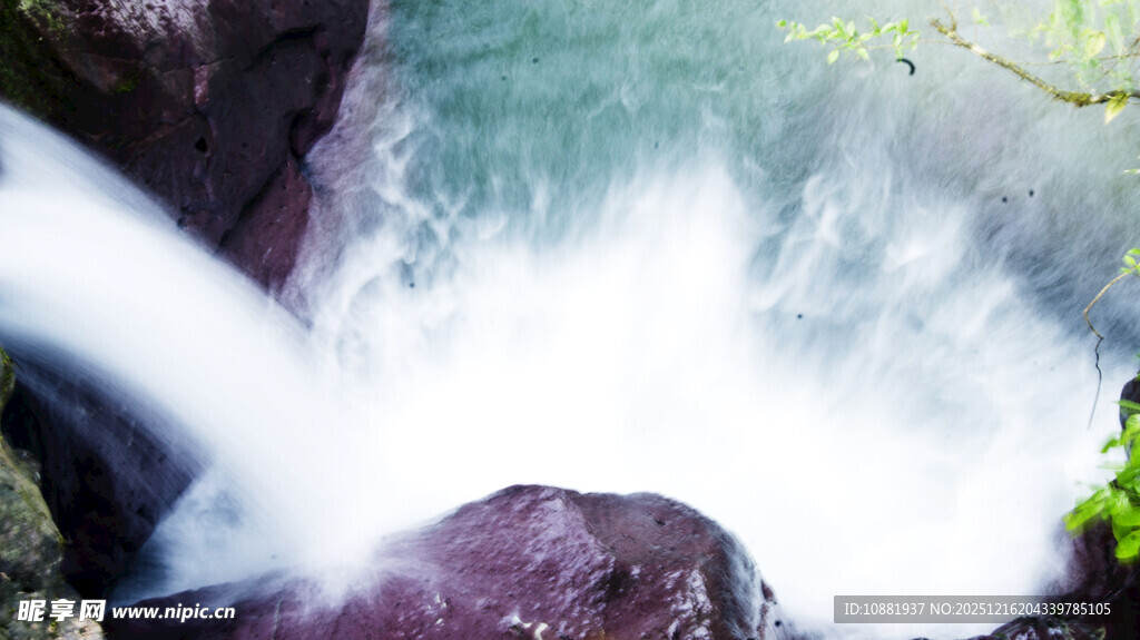 山间溪流瀑布景观