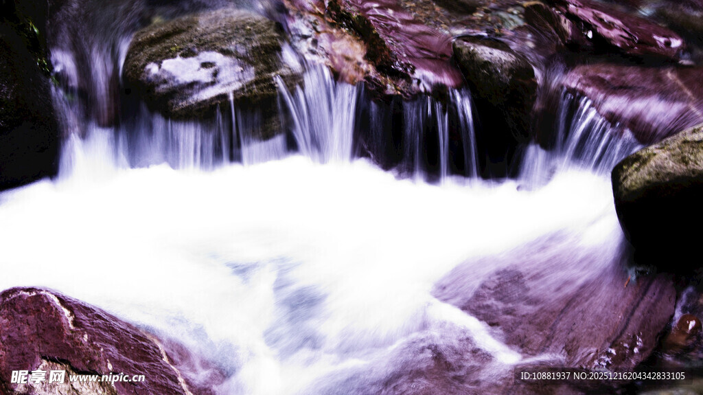 山间溪流瀑布美景
