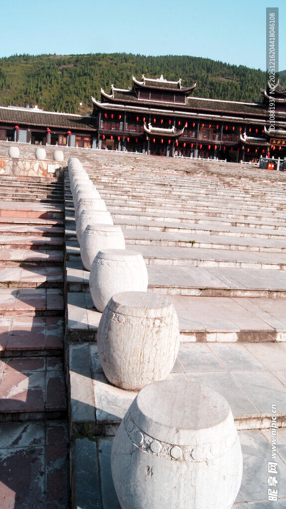 古建前的石墩与开阔广场