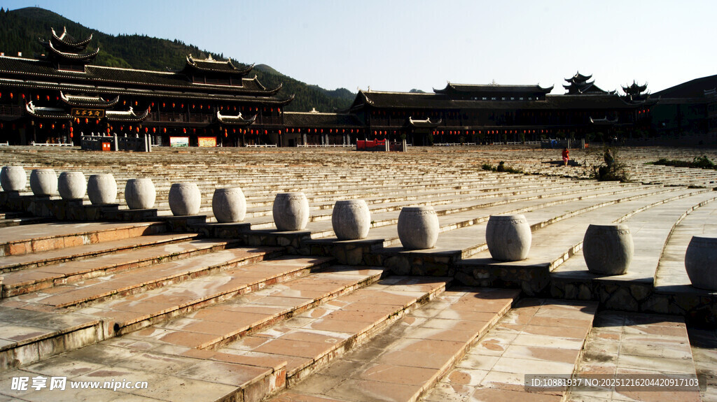 古老宫殿前的石质围栏