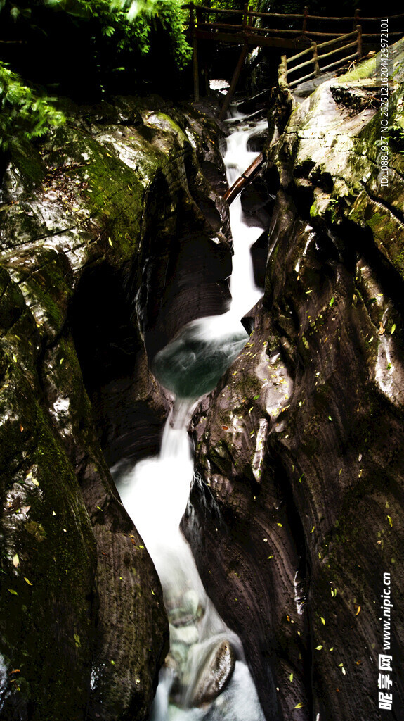 山间溪流瀑布景观