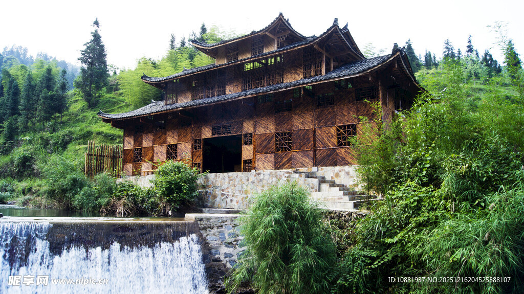 山林中的古朴中式建筑