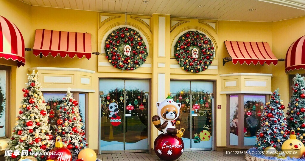 节日装饰的欢乐店铺入口