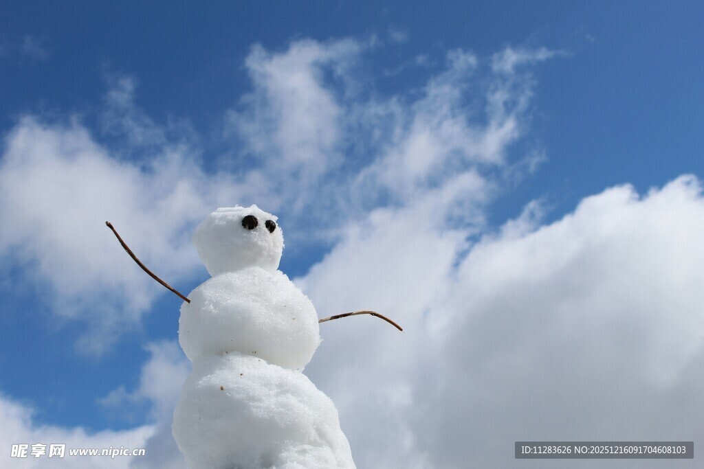 蓝天下的可爱雪人