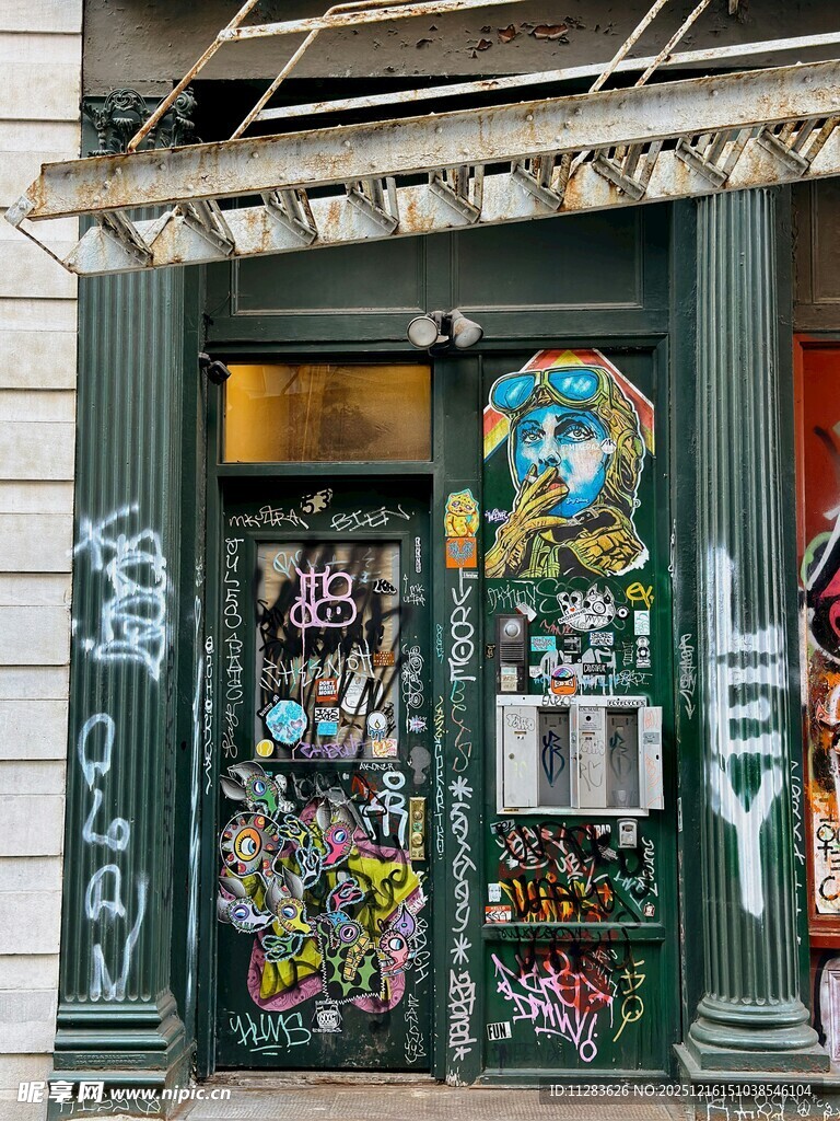 涂鸦装饰的个性店铺门面
