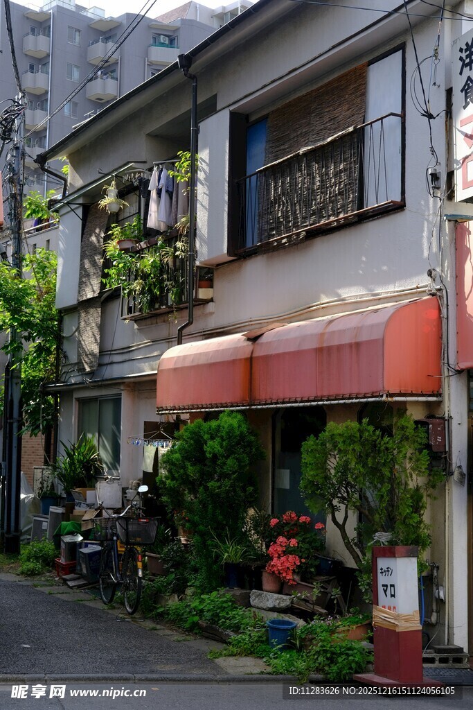 日式街道旁的温馨小店