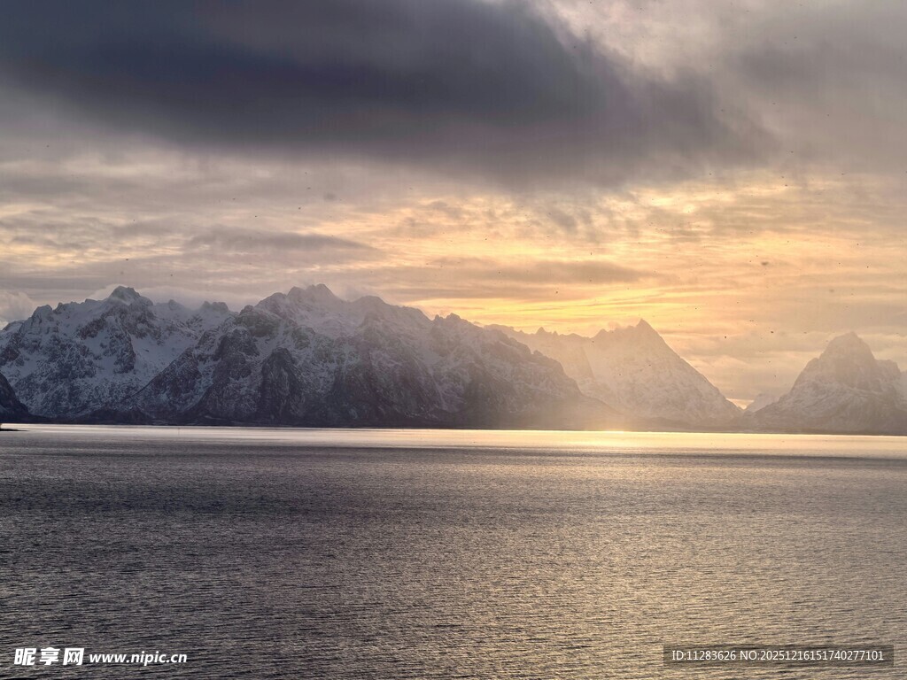 海上日出映雪山美景