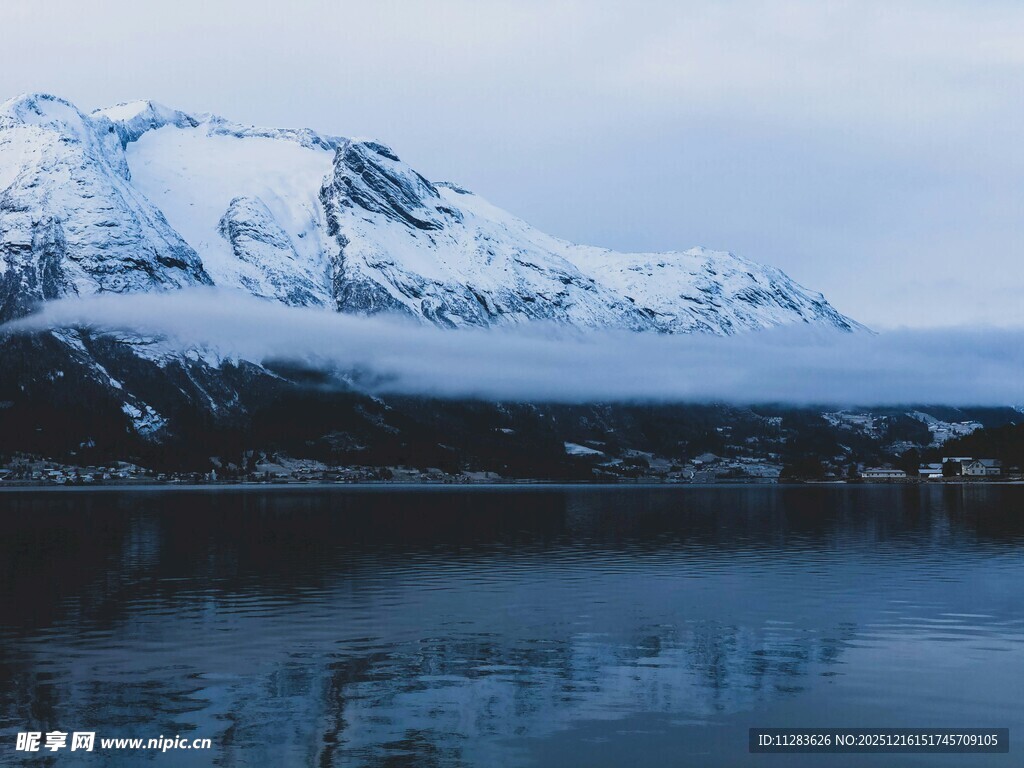 雪山倒映在平静湖面上