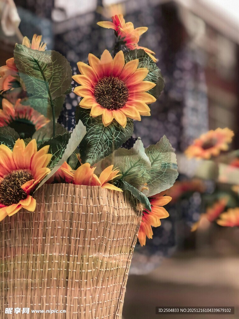 编织篮中的艳丽向日葵
