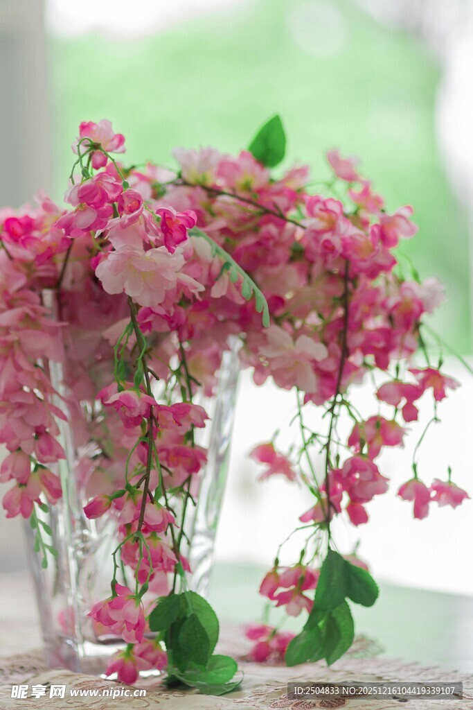 花瓶中绽放的粉色垂吊花
