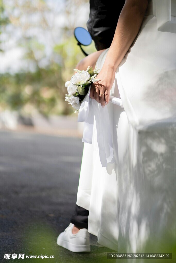 新娘手持花束的优雅瞬间