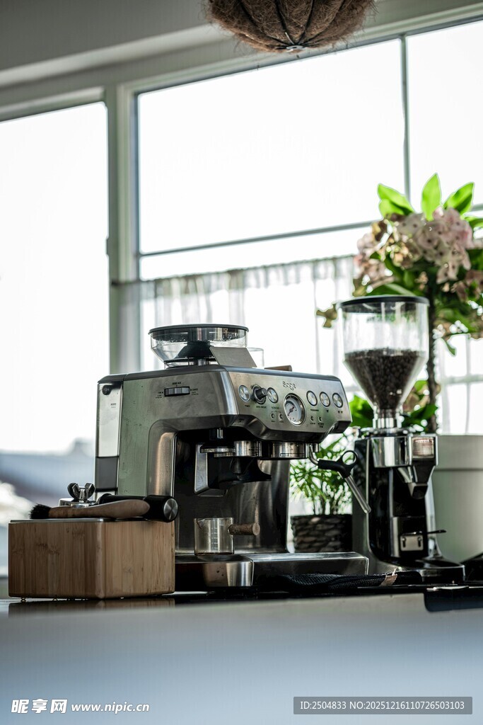现代风室内的精致咖啡机