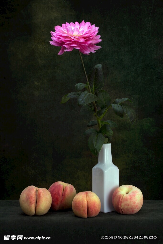 花瓶旁的粉花与鲜桃