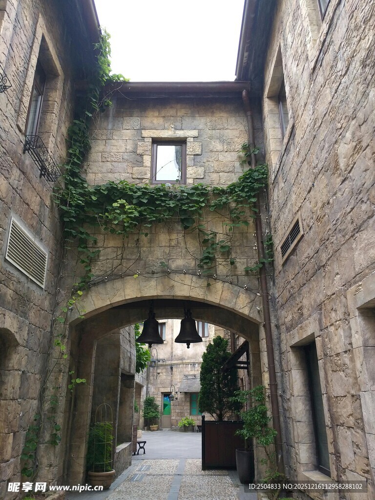 古老石巷中的拱形门洞