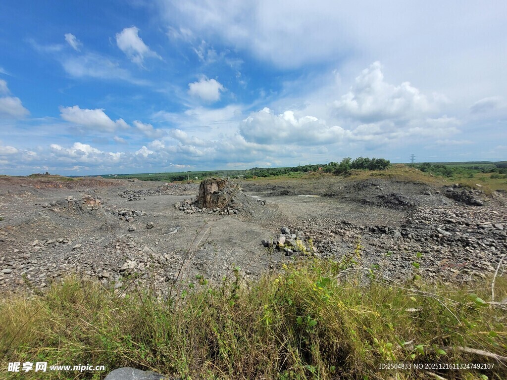 旷野荒景 蓝天草地相衬