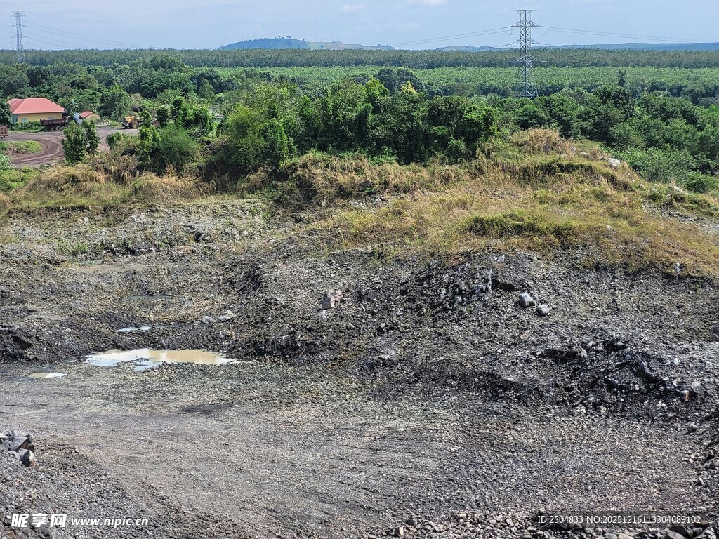 露天煤矿开采场景