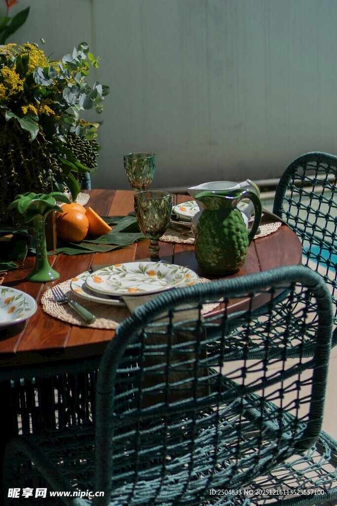 复古风餐桌椅与绿植布置