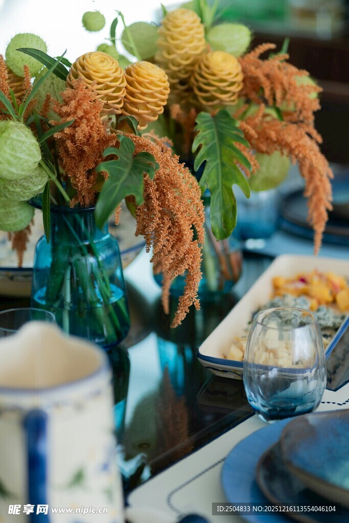 花瓶中的多彩花卉摆件