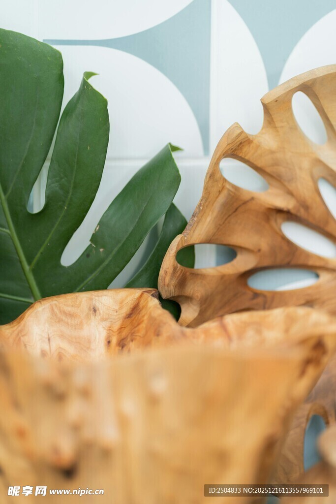 木质摆件与热带叶片组合