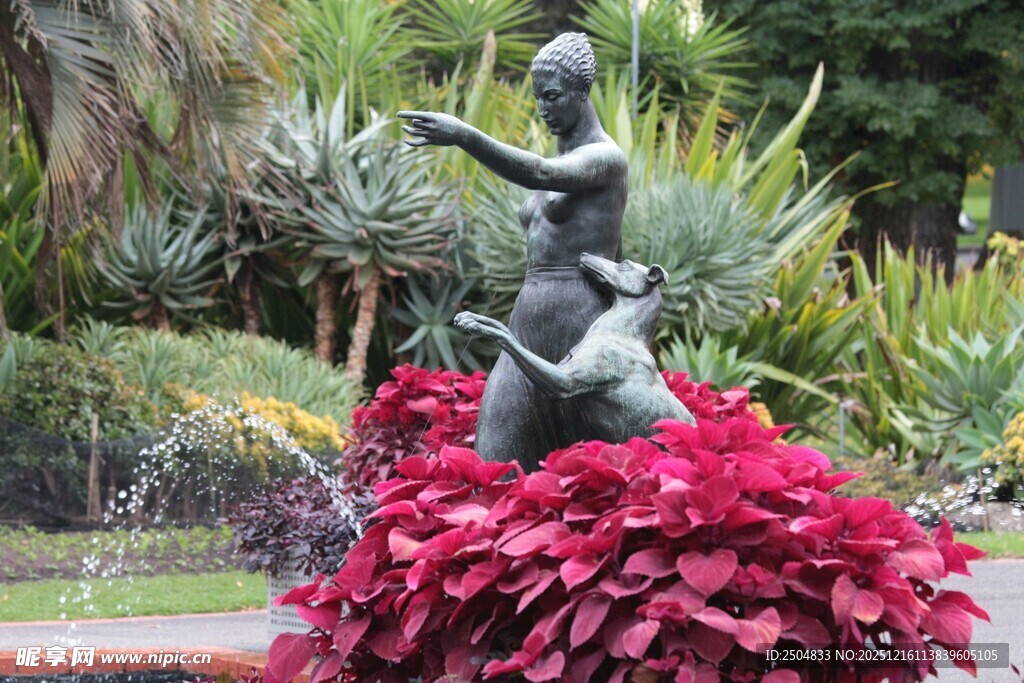 花园中的孩童雕塑景观