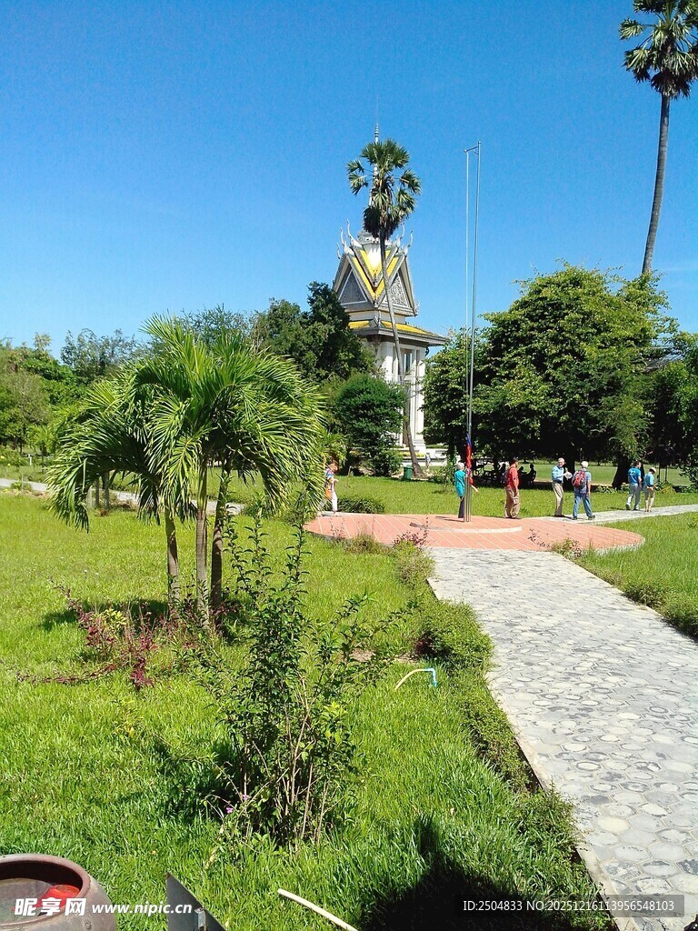 公园中的雕像与绿植景观