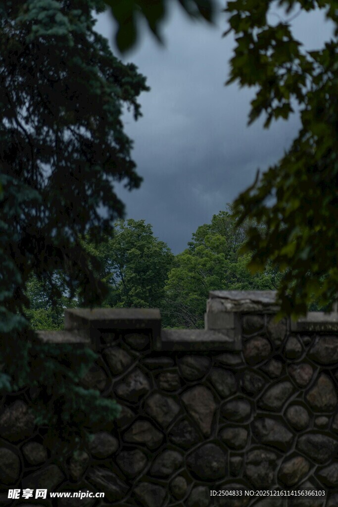 石墙后的绿荫与 沉天空