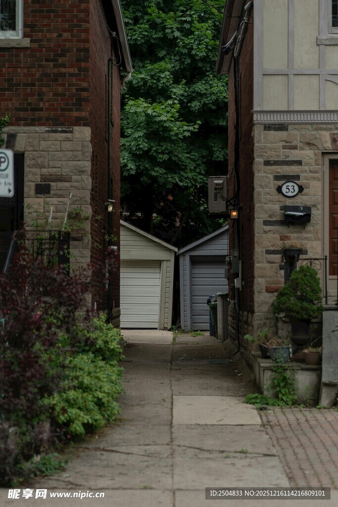 两楼间的幽静庭院小道