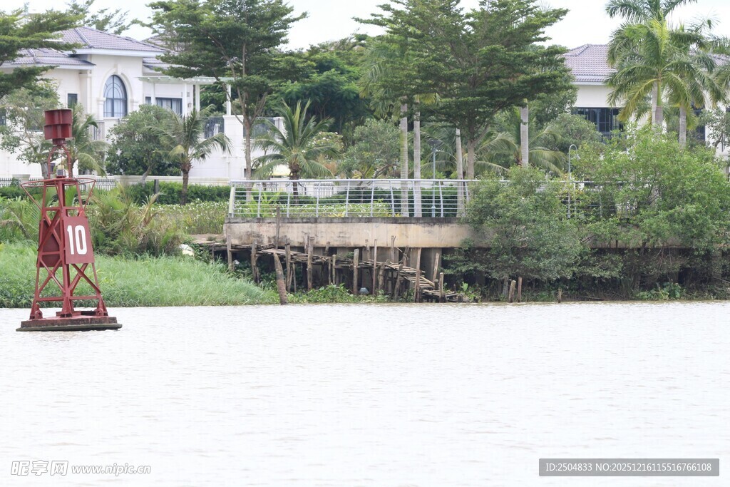 河畔雕像与绿植景观