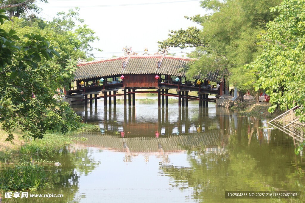 古桥映于绿水绿树间