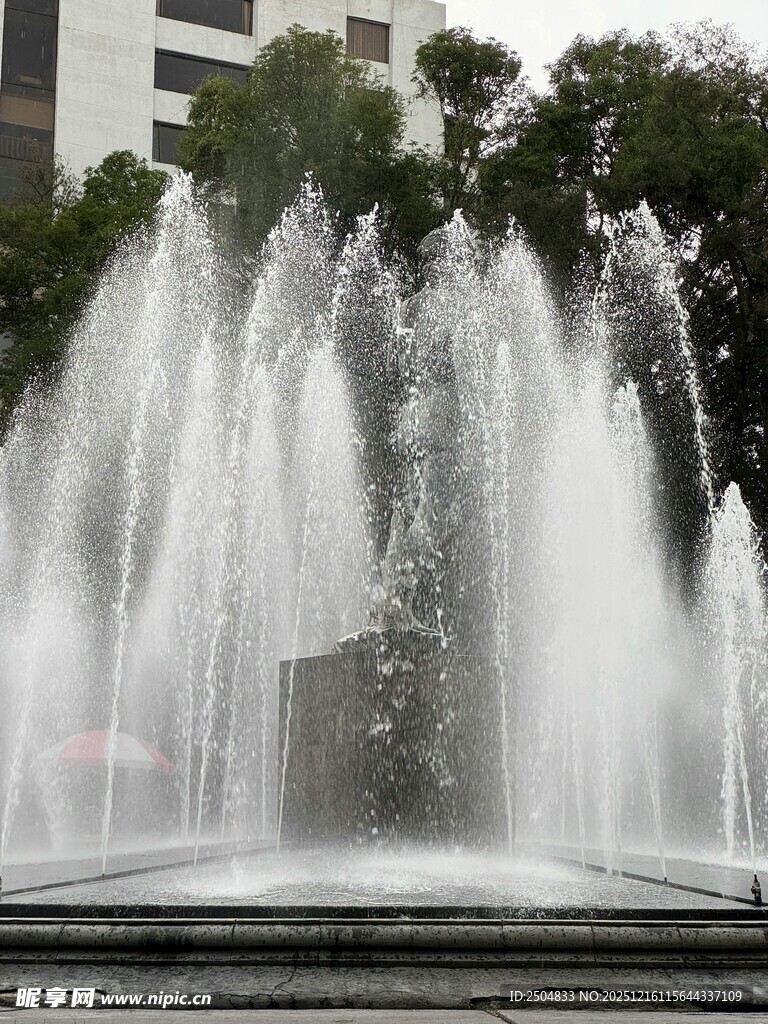 城市中壮观的喷泉景观