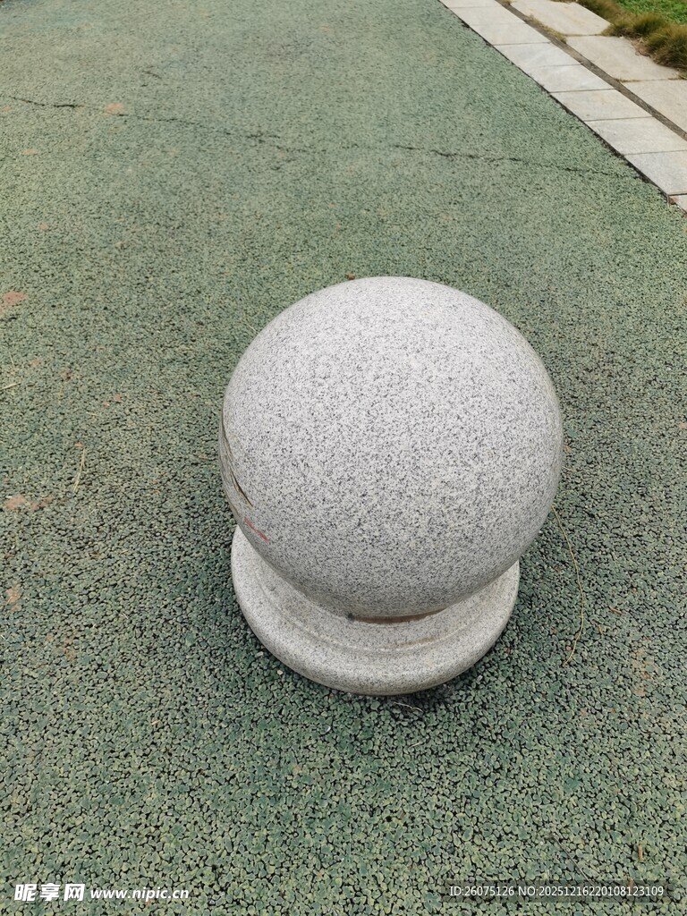 路边灰色石球