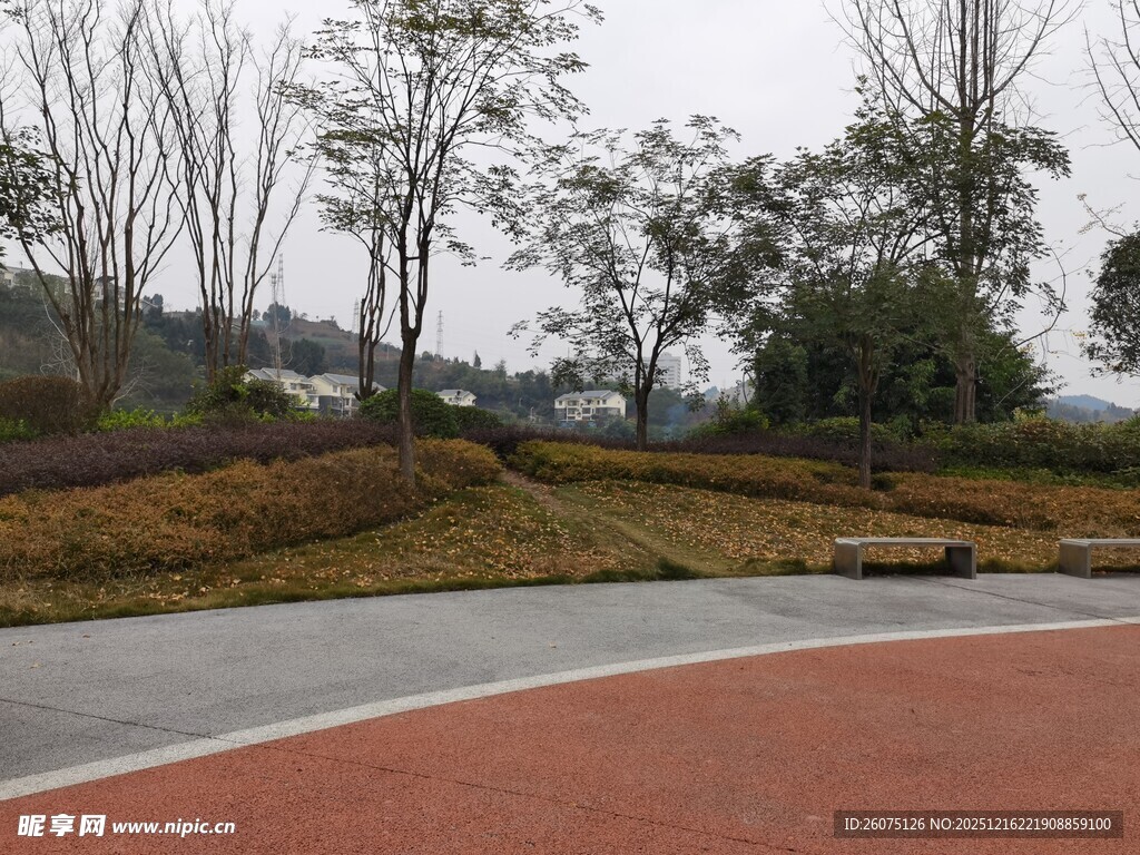 户外公园的红色步道景观