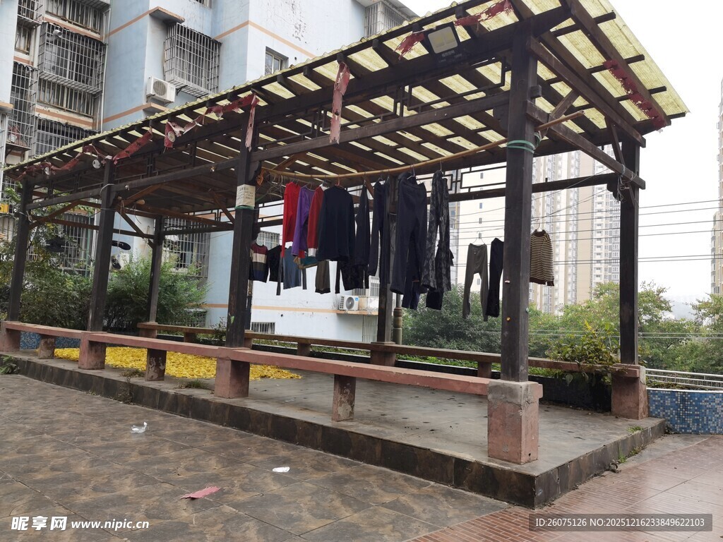 小区户外晾衣架挂着衣物