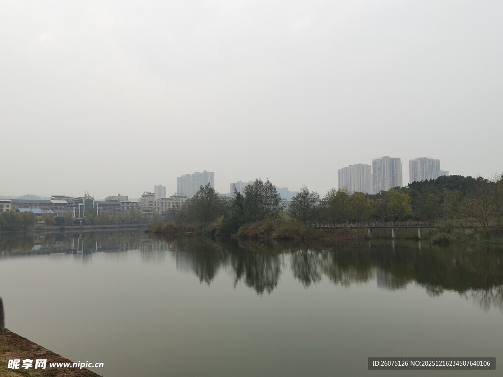 雾中湖畔城市景观