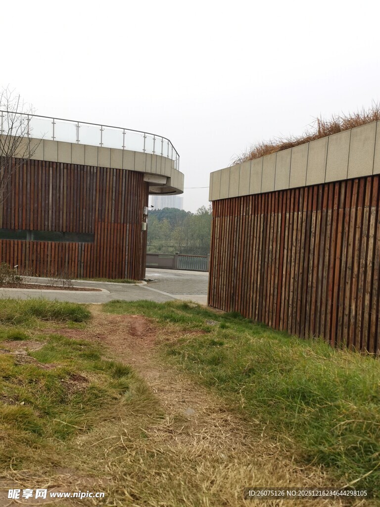 户外废弃金属围栏场景