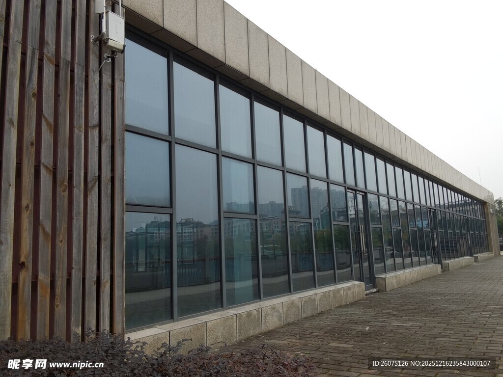 现代风格玻璃幕墙建筑