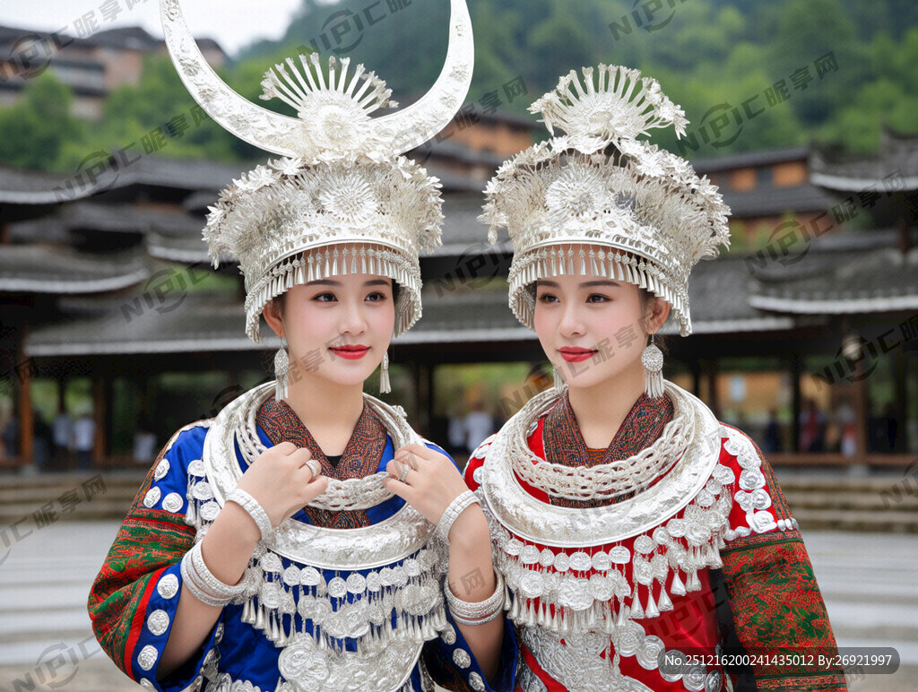 苗族夫妻戴银饰照片