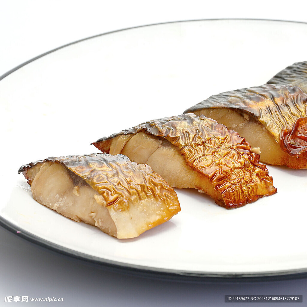 煎制美味秋刀鱼