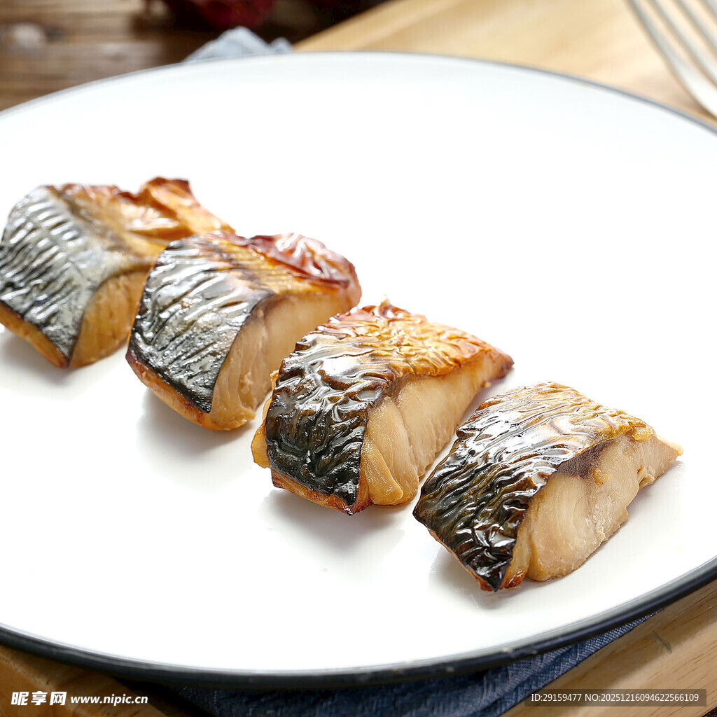 香煎秋刀鱼切段摆盘