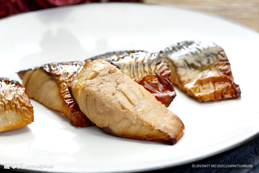 美味烤鱼肉摆放在白盘上