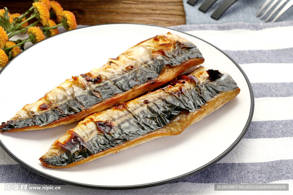 香煎秋刀鱼摆于白盘